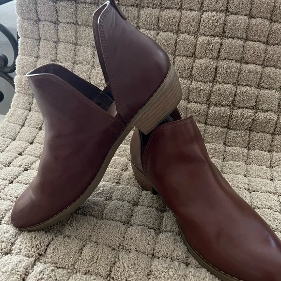 Universal Thread Women's Ankle Booties in Dark Brown - Picture 2 of 4